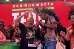 Lula baila con indígenas y les garantiza seguridad, si gana las elecciones