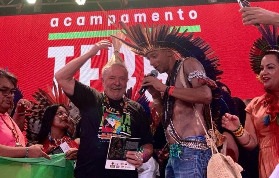 Lula baila con indígenas y les garantiza seguridad, si gana las elecciones