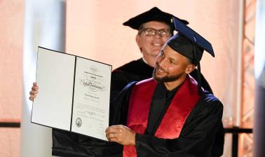 Curry logra el triple más importante de su vida