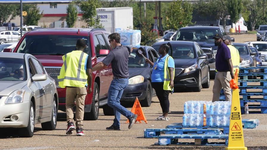 Abasto de agua se reanuda en algunos hogares de Mississippi
