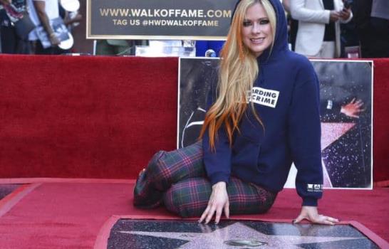 Avril Lavigne celebra 20 años de éxito con una estrella en Paseo de la Fama