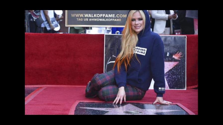 Avril Lavigne celebra 20 años de éxito con una estrella en Paseo de la Fama