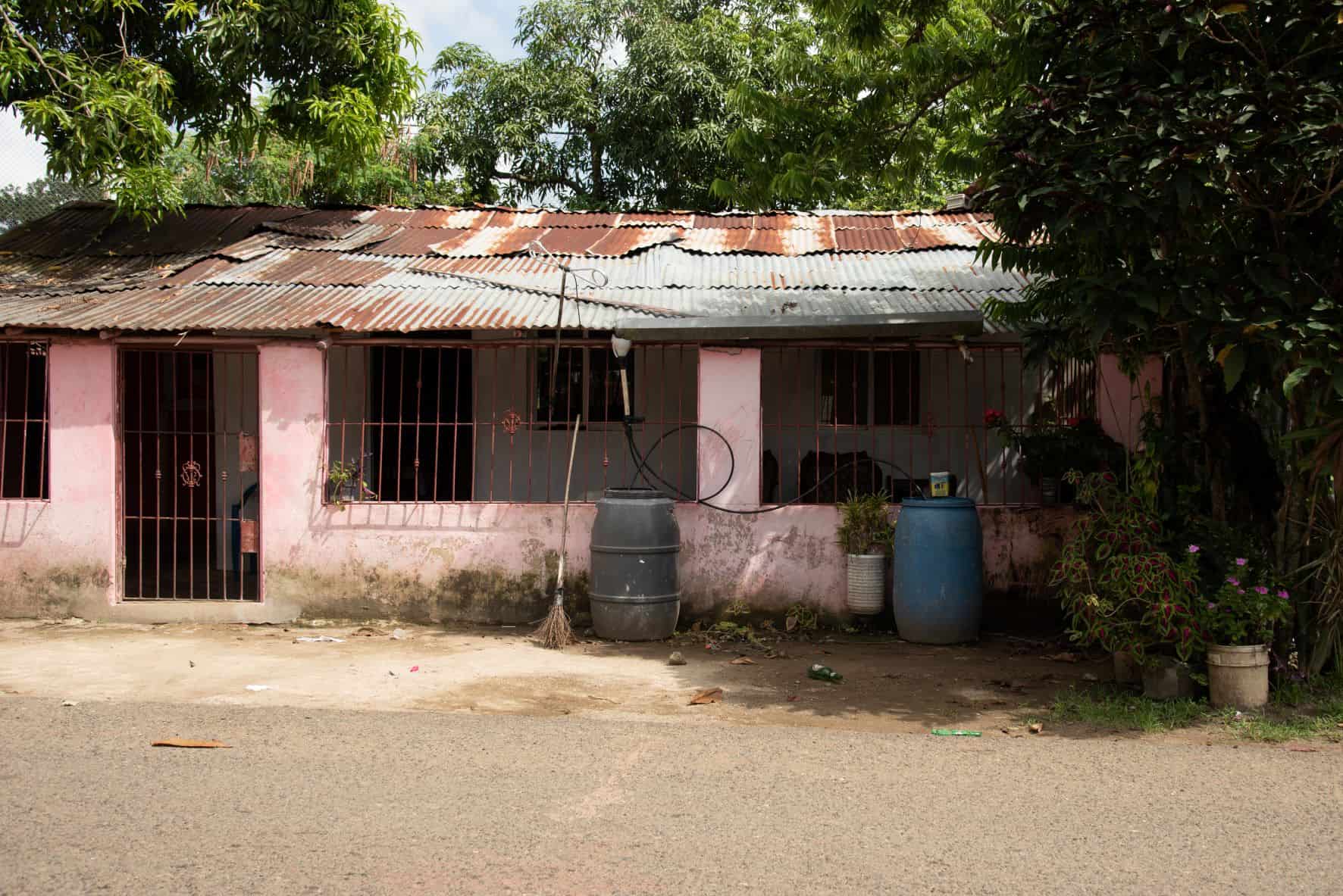 La gente siempre tiene sus tanques frente a als casas para cuando suele ir un camión de la CAASD