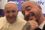 J Balvin: Estoy seguro de que al papa le gusta el reguetón