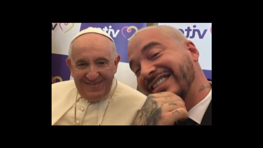 J Balvin: Estoy seguro de que al papa le gusta el reguetón