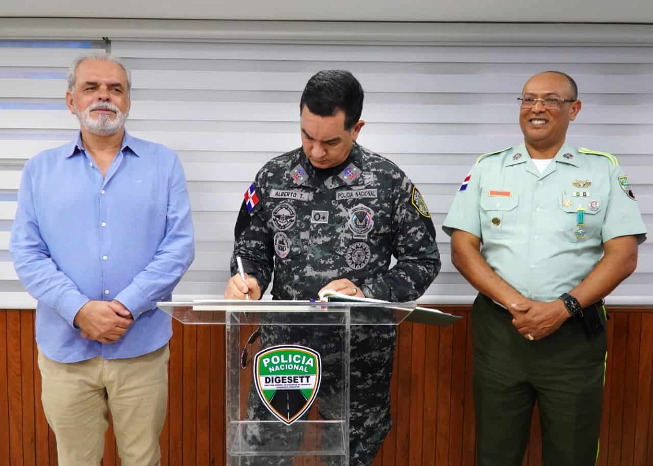 El mayor general firmó el libro de visitantes&nbsp;