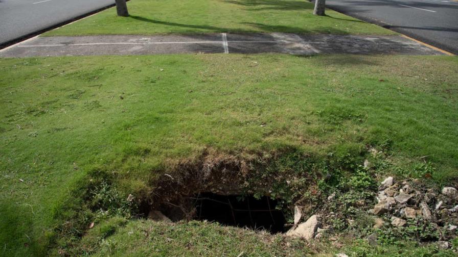 Hoyos en la isleta de la calle Enrique Jiménez Moya, un peligro para transeúntes