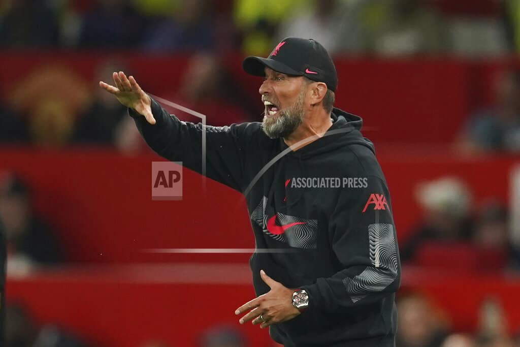 El técnico del Liverpool, Jurgen Klopp, gesticula durante el partido de fútbol de la Premier League inglesa entre el Manchester United y el Liverpool en el estadio Old Trafford, en Manchester, Inglaterra, el lunes 22 de agosto de 2022. 