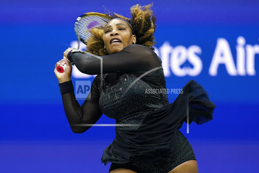 Serena Williams, de Estados Unidos, devuelve un tiro a Anett Kontaveit, de Estonia, durante la segunda ronda del Abierto de tenis de Estados Unidos, el miércoles 31 de agosto de 2022 en Nueva York. 