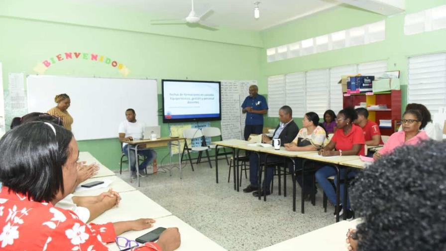 Maestros acatan llamado del Ministerio de Educación y acuden a las escuelas Maestros acatan llamado del Ministerio de Educación y acuden a las escuelas