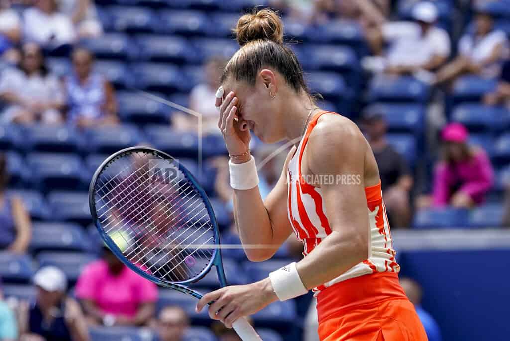 Maria Sakkari, de Grecia, reacciona después de perder un punto ante Wang Xiyu, de China, durante la segunda ronda del Abierto de Estados Unidos, el miércoles 31 de agosto de 2022, en Nueva York.