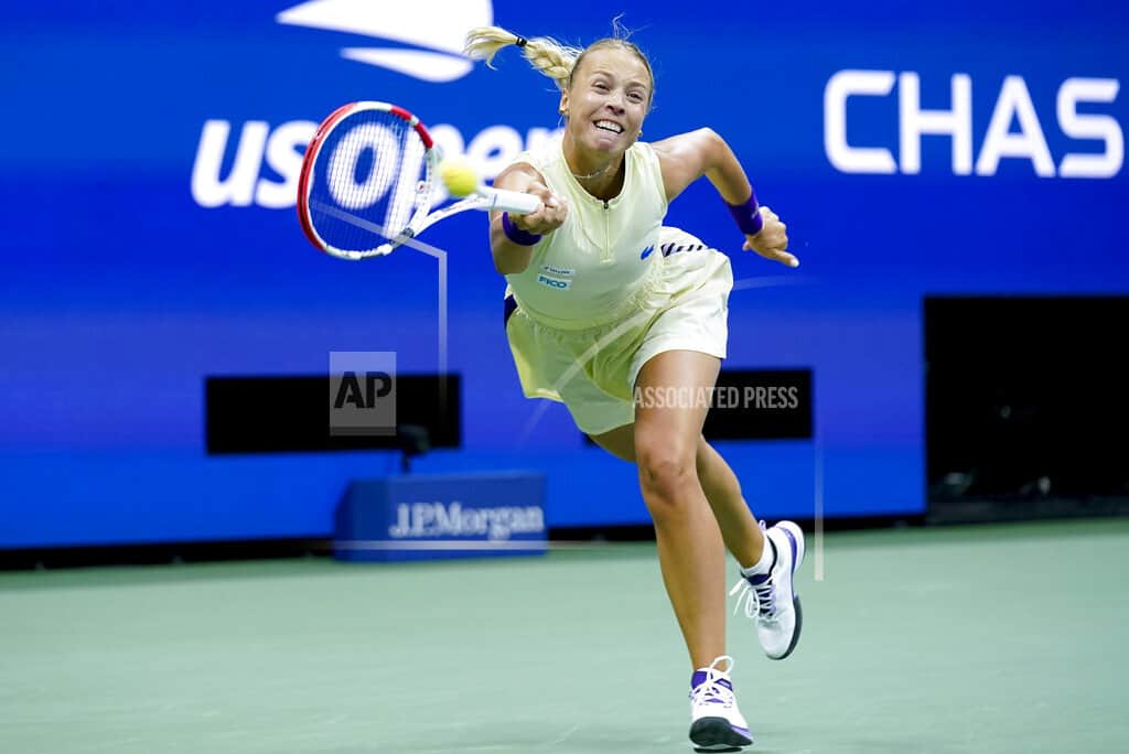 <div>Anett Kontaveit, de Estonia, devuelve un tiro a Serena Williams, de Estados Unidos, durante la segunda ronda del campeonato de tenis del US Open, el miércoles 31 de agosto de 2022 en Nueva York.<br></div>