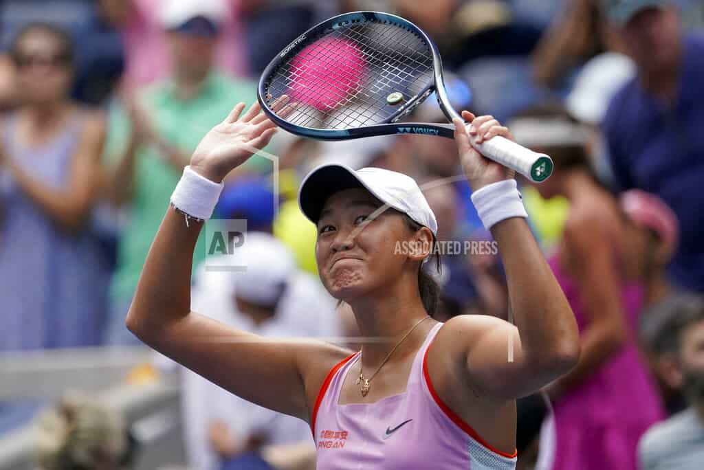 Wang Xiyu, de China, reacciona después de vencer a Maria Sakkari, de Grecia, durante la segunda ronda del Abierto de Estados Unidos, el miércoles 31 de agosto de 2022, en Nueva York. 