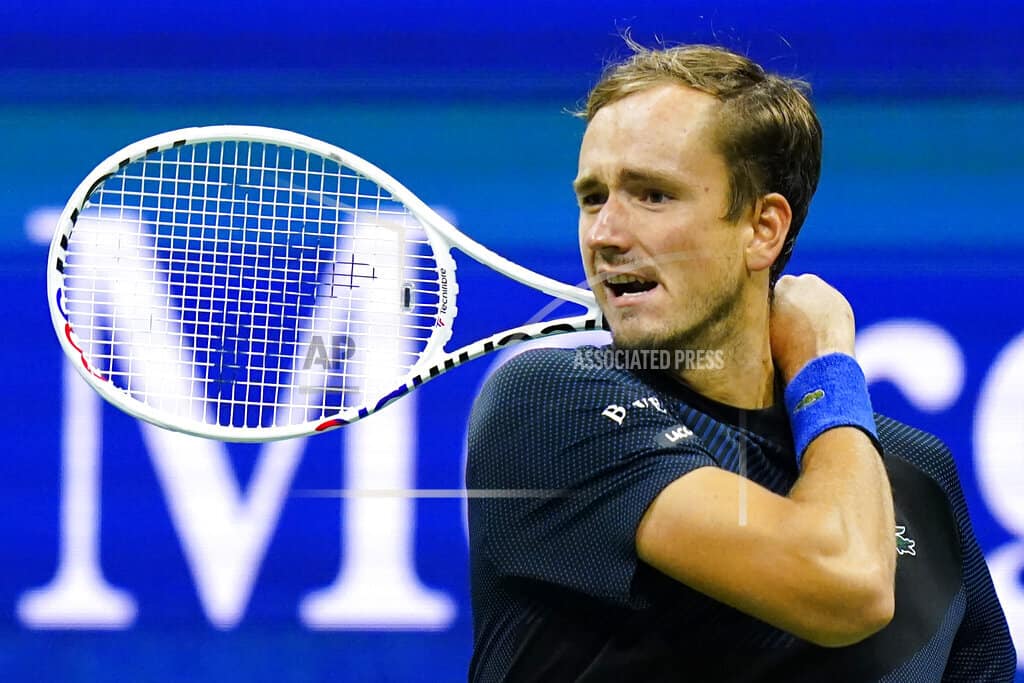 Daniil Medvedev, de Rusia, devuelve un tiro a Arthur Rinderknech, de Francia, durante la segunda ronda del campeonato de tenis del US Open, el miércoles 31 de agosto de 2022 en Nueva York.