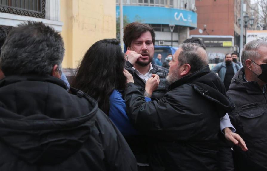Agreden a golpes al hermano del presidente Boric en el centro de Santiago