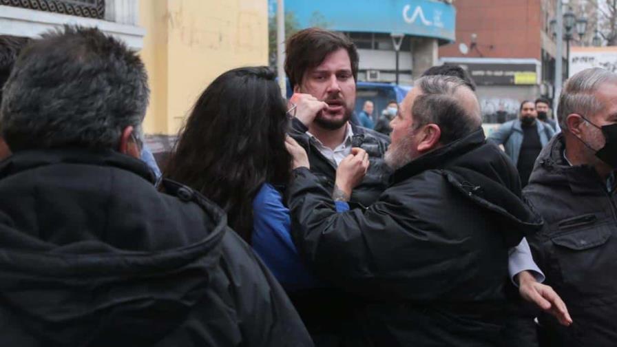 Agreden a golpes al hermano del presidente Boric en el centro de Santiago