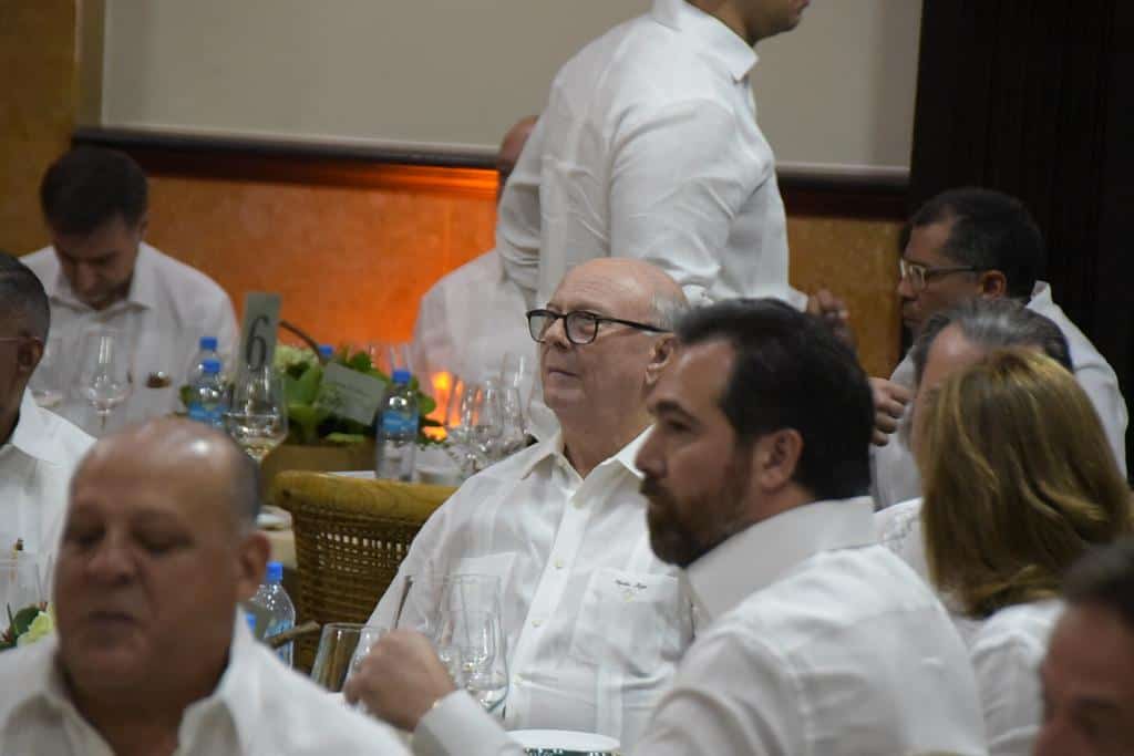 El expresidente Hipólito Mejía asistió al almuerzo. 