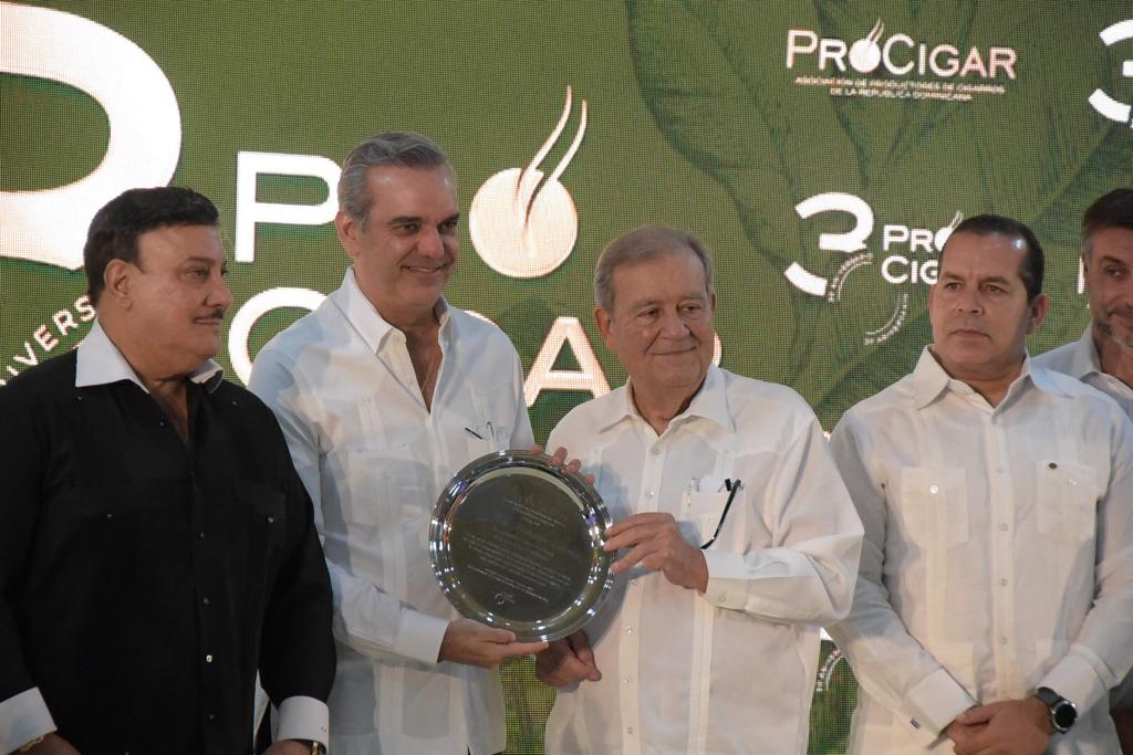 Entrega de reconocimiento.