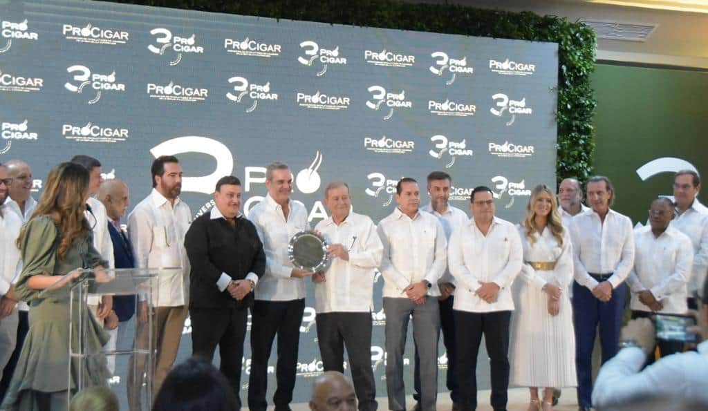 Autoridades y empresarios. 