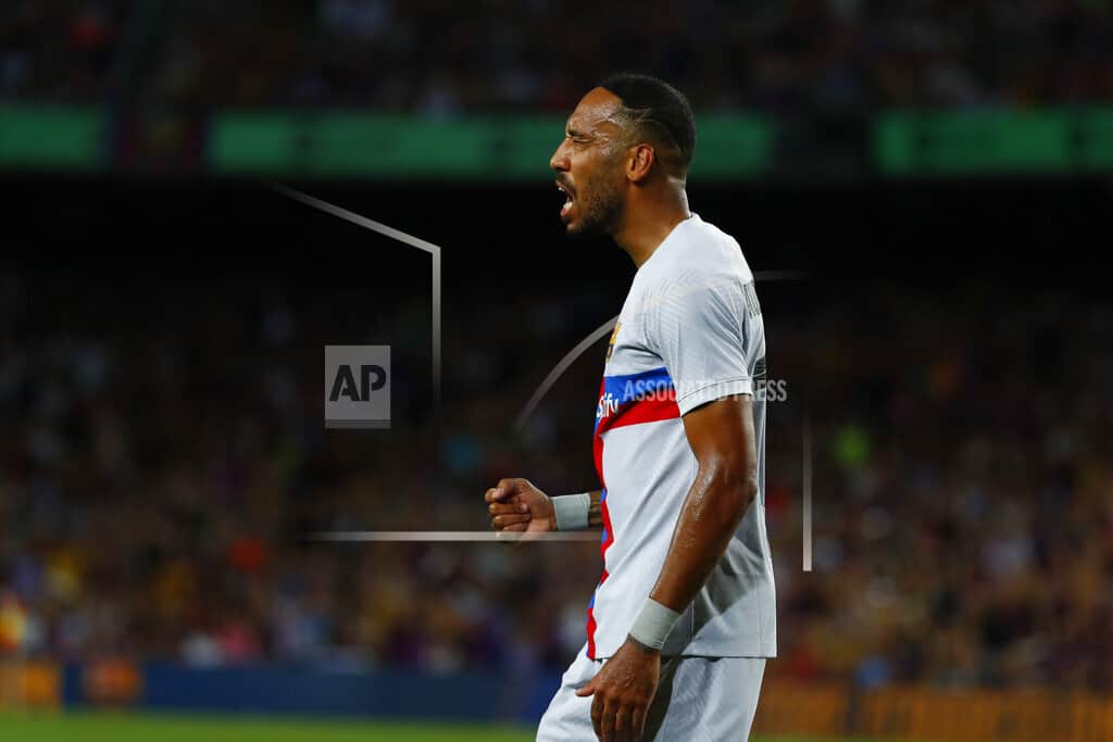 Pierre-Emerick Aubameyang del Barcelona celebra después de marcar el primer gol de su equipo durante un partido amistoso de fútbol benéfico entre el Barcelona y el Manchester City en el estadio Camp Nou de Barcelona,  España, el miércoles 24 de agosto de 2022. 