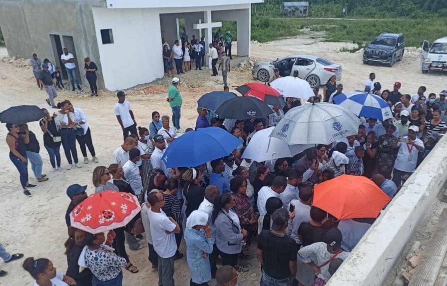 Sepultan tres de los fallecidos en accidente en la carretera Verón Punta Cana