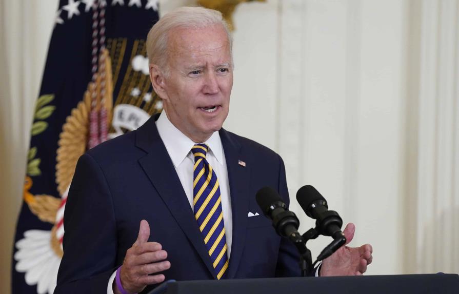 Biden llama a defender la democracia frente a Trump y sus seguidores