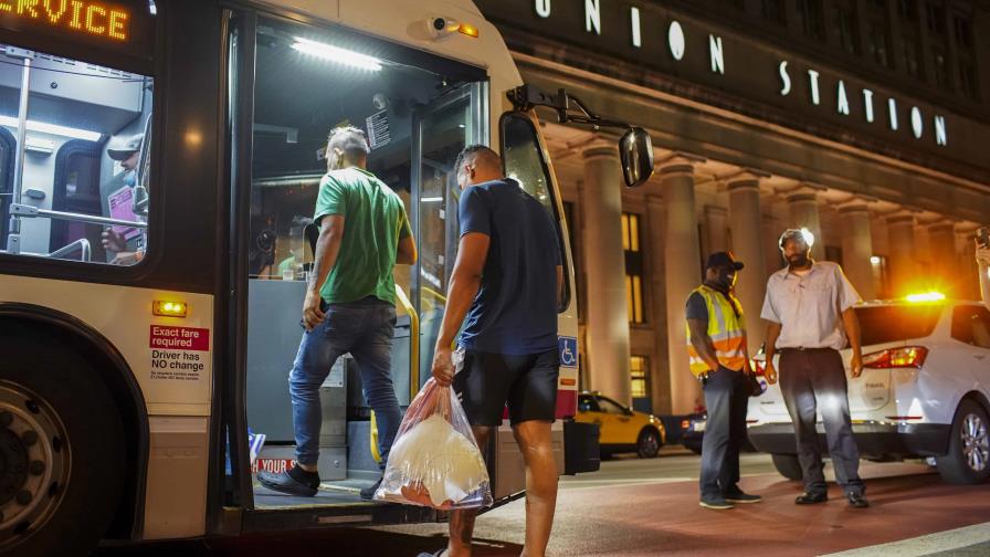 Texas envía a 75 migrantes a Chicago en batalla política