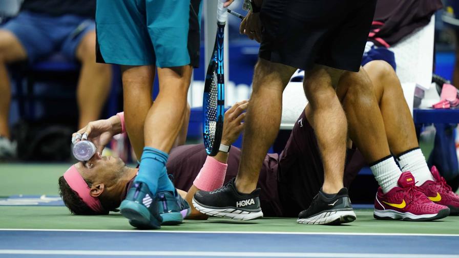Nadal sangra tras sufrir un raquetazo en la nariz en US Open Nadal sangra tras sufrir un raquetazo en la nariz en US Open