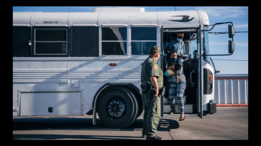 Congresistas acusan a Texas de “deshumanizar” a migrantes enviados a Chicago