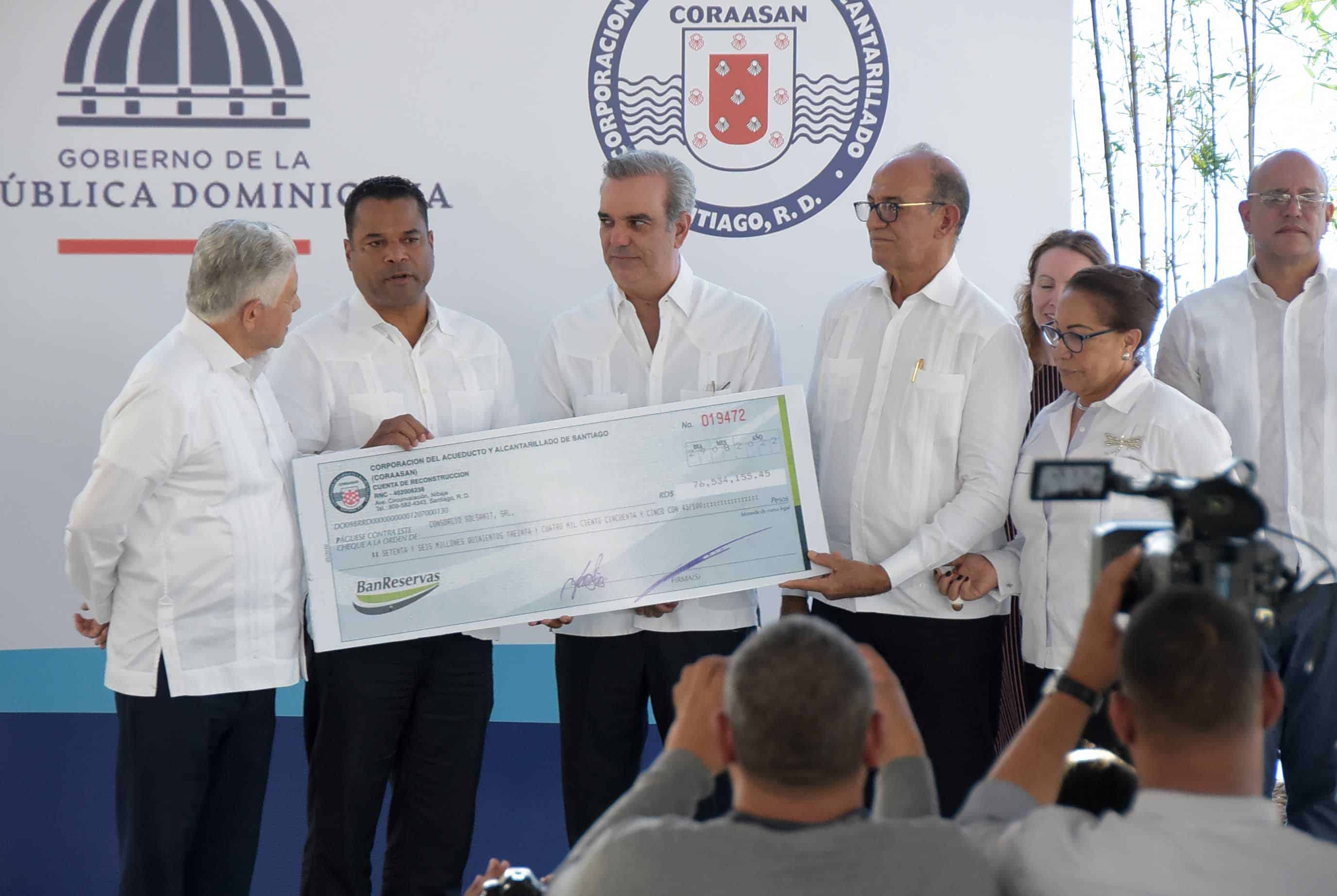 Abinader entrega cheque a Coraasan.