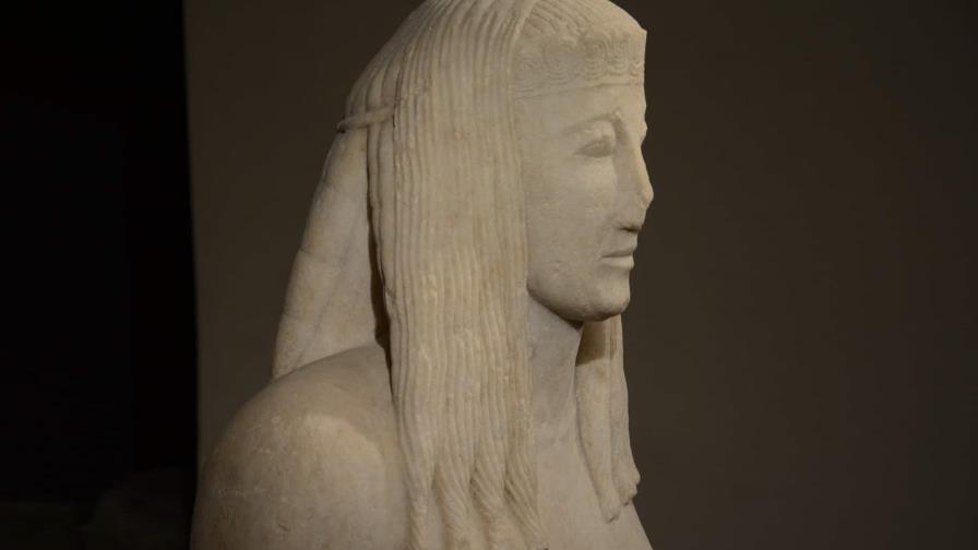 Grecia exhibe una estatua casi intacta de 2,700 años de antigüedad