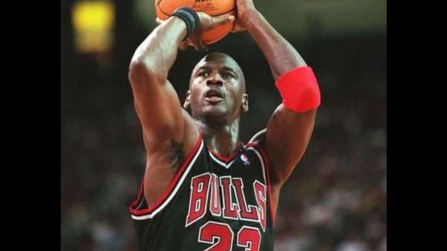 Subastarán camiseta de Michael Jordan varorada en varios millones de dólares