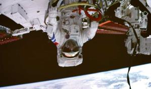 Astronautas chinos cumplen su primera misi&oacute;n fuera de la estaci&oacute;n espacial