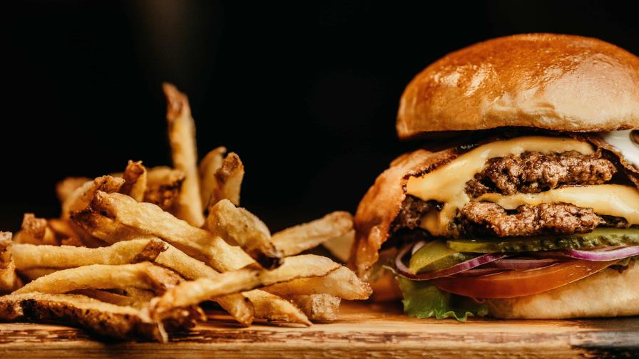 Qué hacer para que no se encojan las hamburguesas al cocinarlas Qué hacer para que no se encojan las hamburguesas al cocinarlas