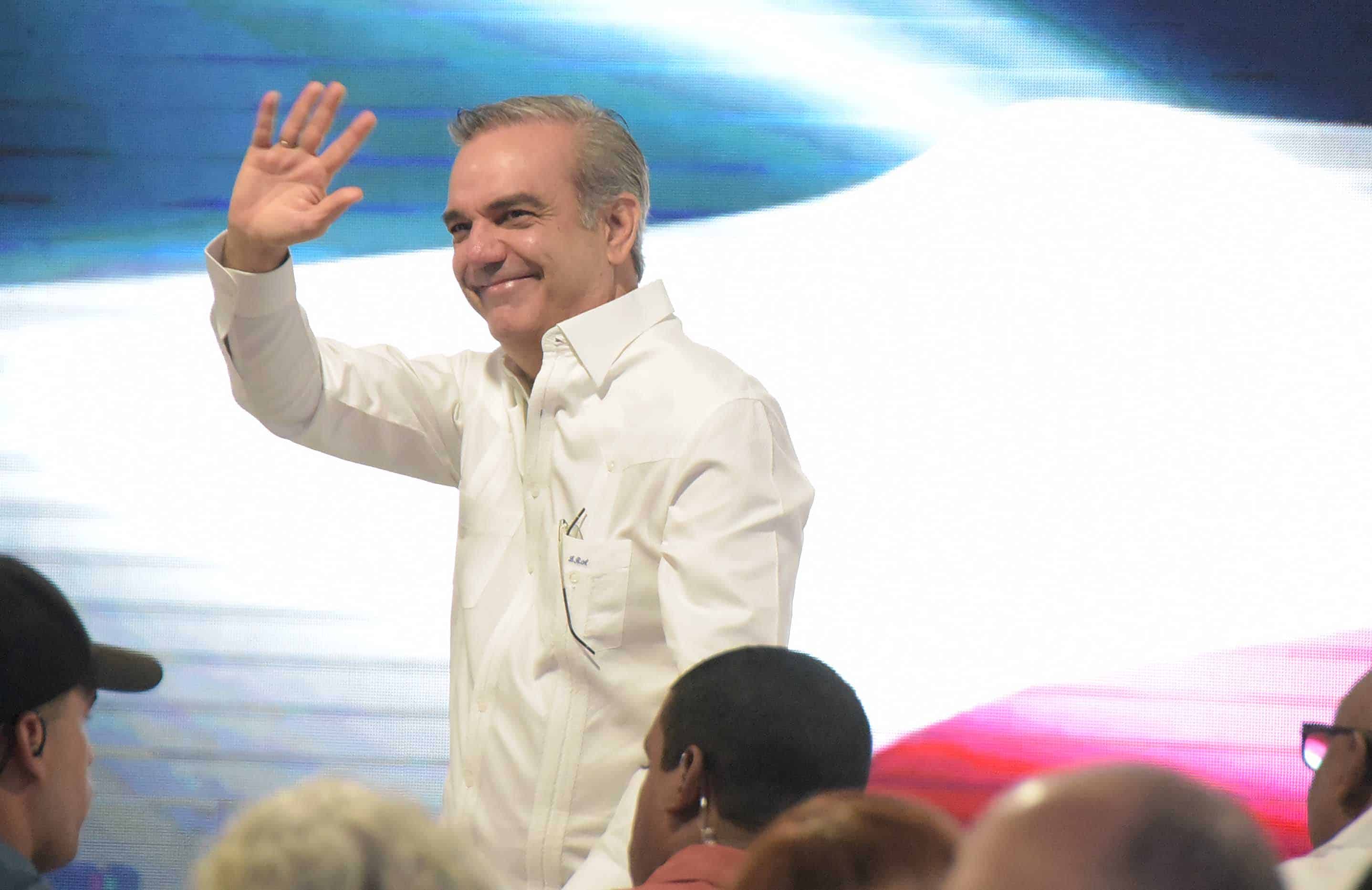 Presidente Luis Abinader saluda.