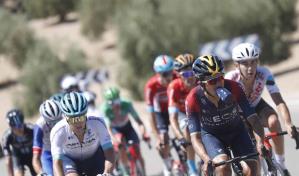 Carapaz gana otra etapa en la Vuelta, Roglic recorta tiempo a Evenepoel