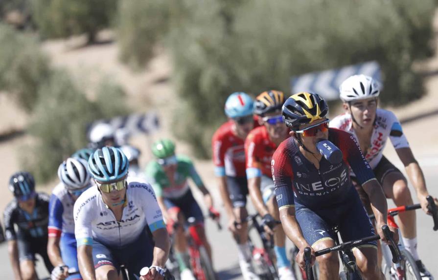Carapaz gana otra etapa en la Vuelta, Roglic recorta tiempo a Evenepoel