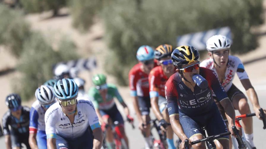 Carapaz gana otra etapa en la Vuelta, Roglic recorta tiempo a Evenepoel