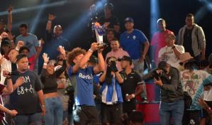 &Eacute;xodo Lirical gana la Red Bull Batalla Centroam&eacute;rica y se convierte en el primer dominicano tricampe&oacute;n
