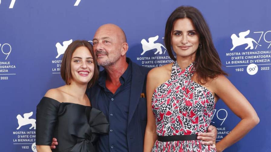 Penélope Cruz, muy aplaudida en Venecia con su papel de madre oprimida de Limmensità