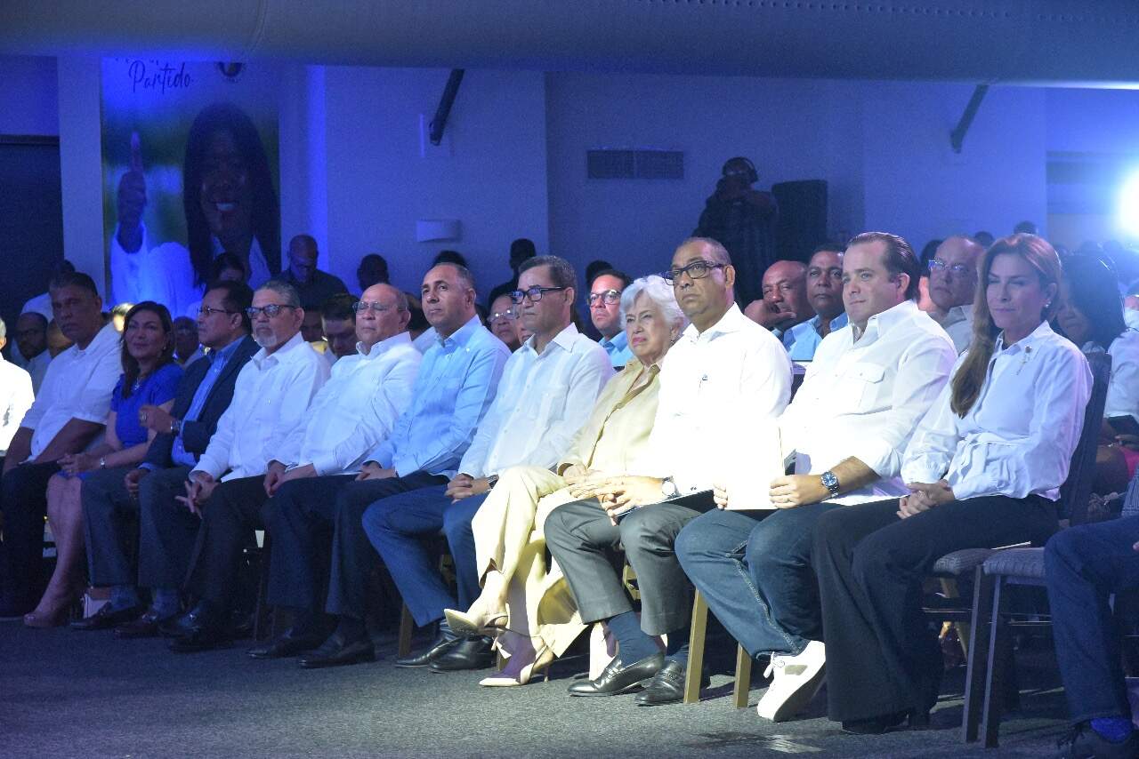 Miembros del Partido Revolucionario Moderno (PRM) en la XXI Convención Nacional Ordinaria, en honor a José Rafael Abinader Wasaf.