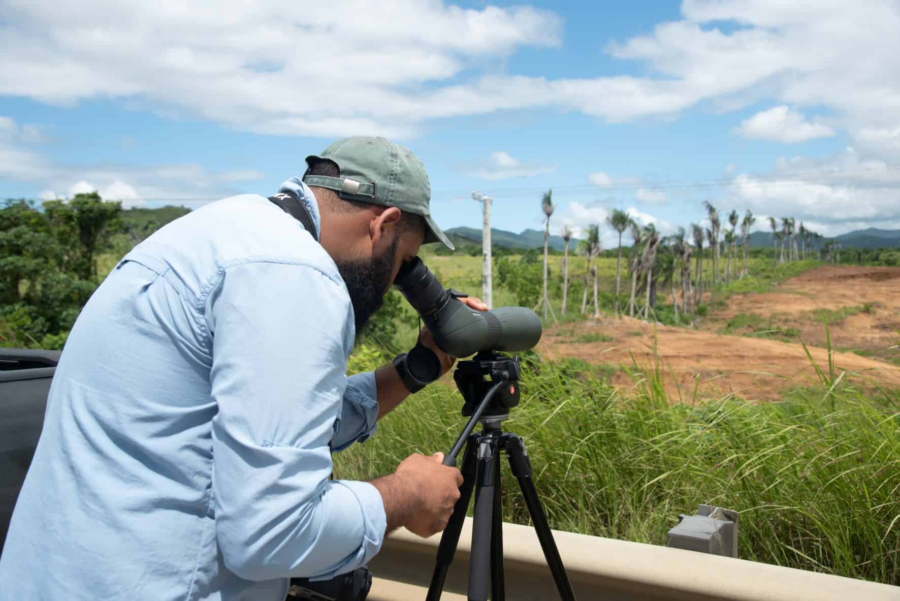 Luis Paulino, vicepresidente del Grupo Acción Ecológica, observa un búcaro.