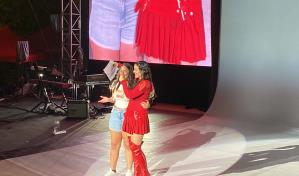 Este es el abecedario dominicano que le entregó una fan a Rosalía durante su concierto