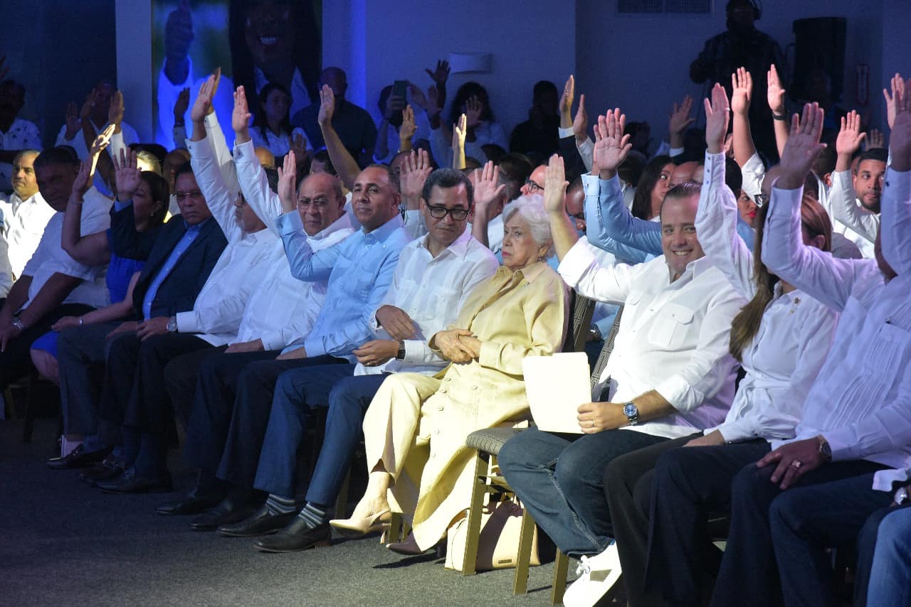 Miembros del Partido Revolucionario Moderno (PRM) en la XXI Convención Nacional Ordinaria, en honor a José Rafael Abinader Wasaf.