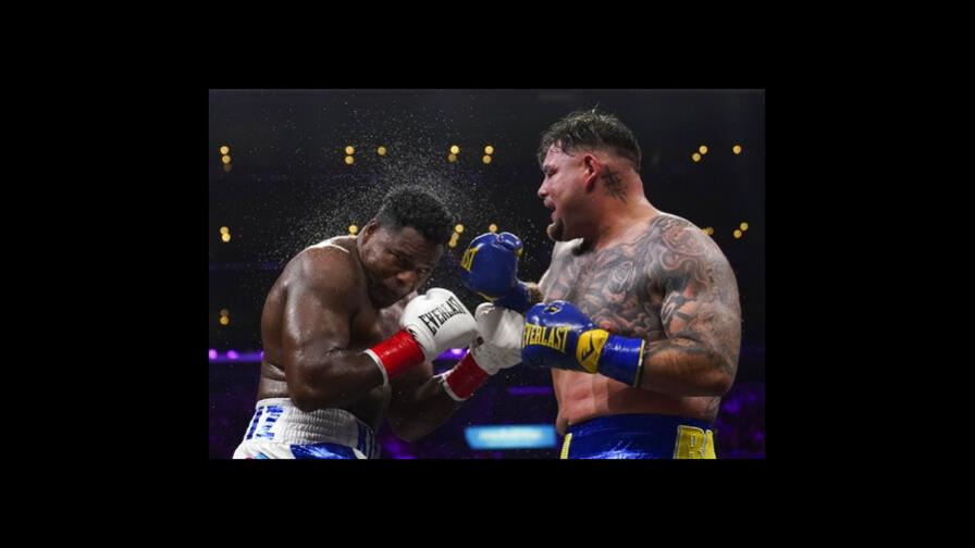 Ruiz gana a Ortiz por decisión en pelea de los pesos pesados