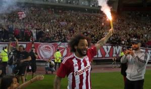 Aficionados del Olympiakos le dan la bienvenida al brasileño Marcelo