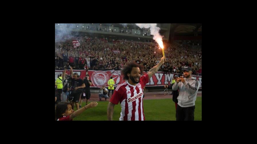 Aficionados del Olympiakos le dan la bienvenida al brasileño Marcelo Aficionados del Olympiakos le dan la bienvenida al brasileño Marcelo