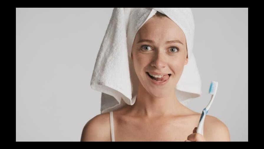 Cómo debes limpiarte la lengua y por qué es importante Cómo debes limpiarte la lengua y por qué es importante