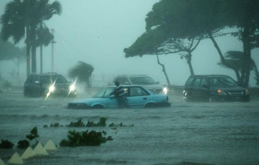 Lluvias por paso de tormenta tropical Earl provocan inundaciones en San Juan