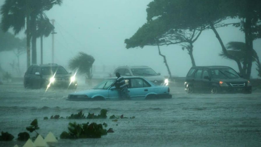 Lluvias por paso de tormenta tropical Earl provocan inundaciones en San Juan